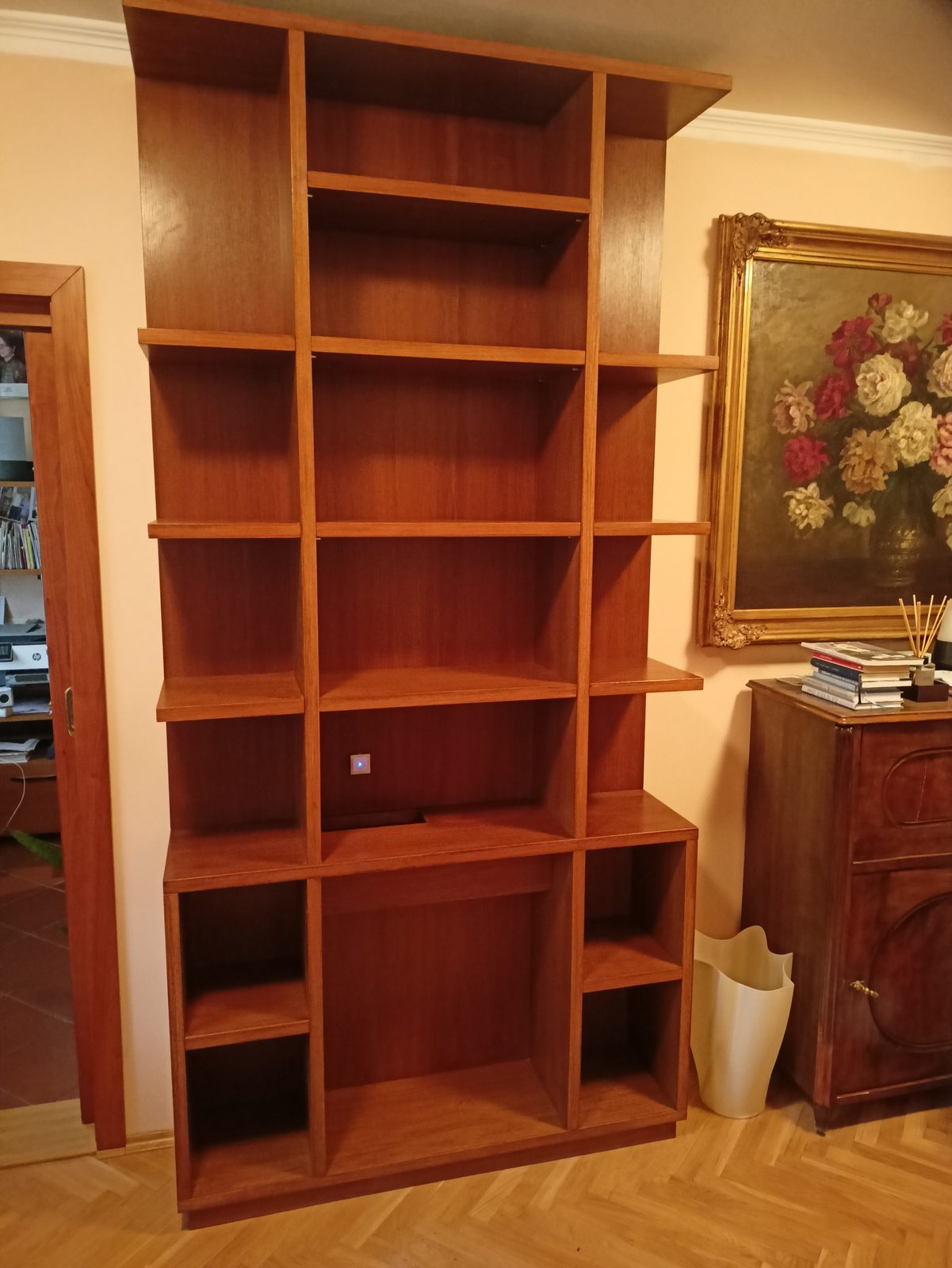 Knihovna s LED osvětlením a skrytými zásuvkami (laminované desky)