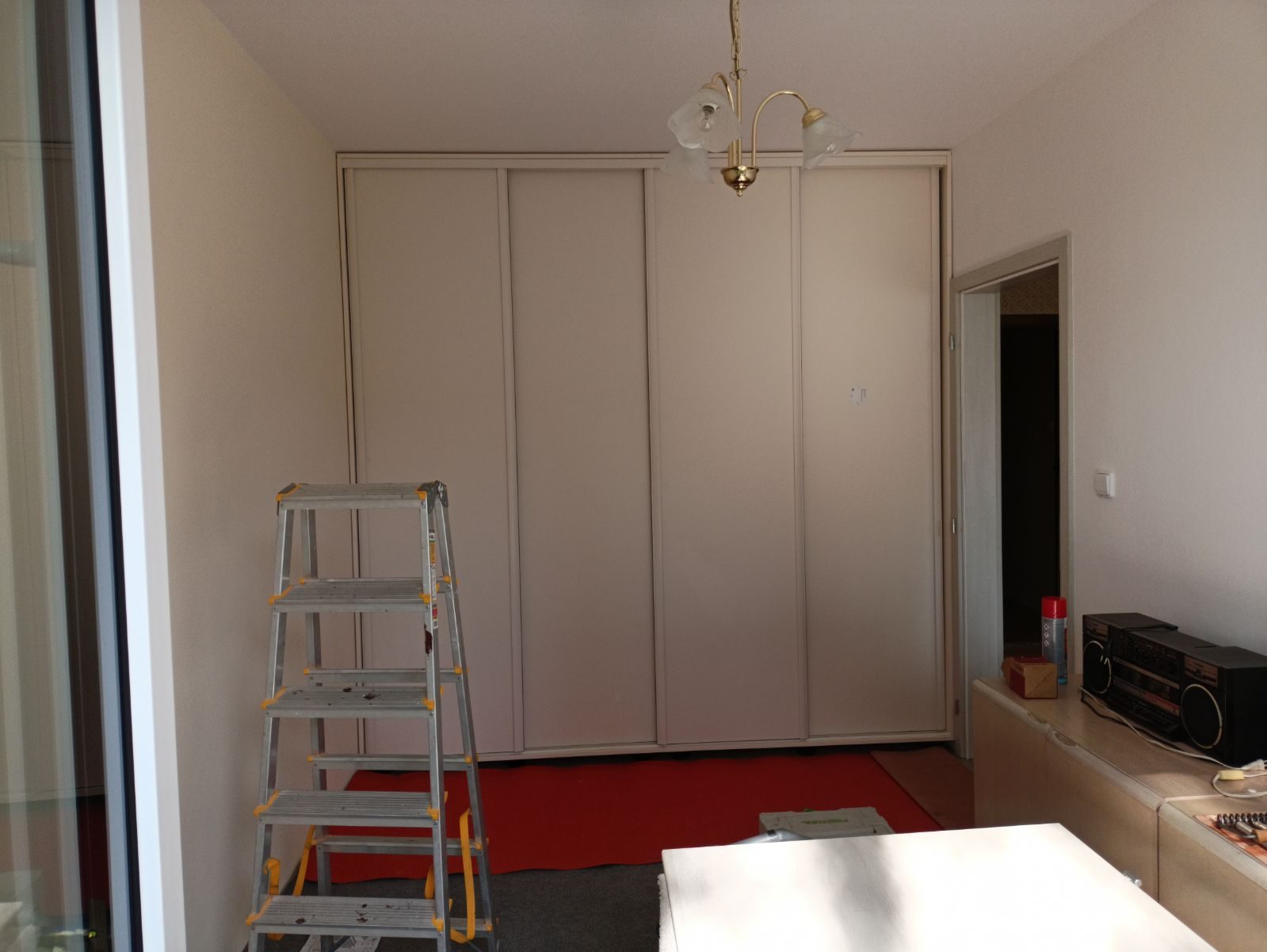 Vestavěné skříně s posuvnými dveřmi (laminované desky)