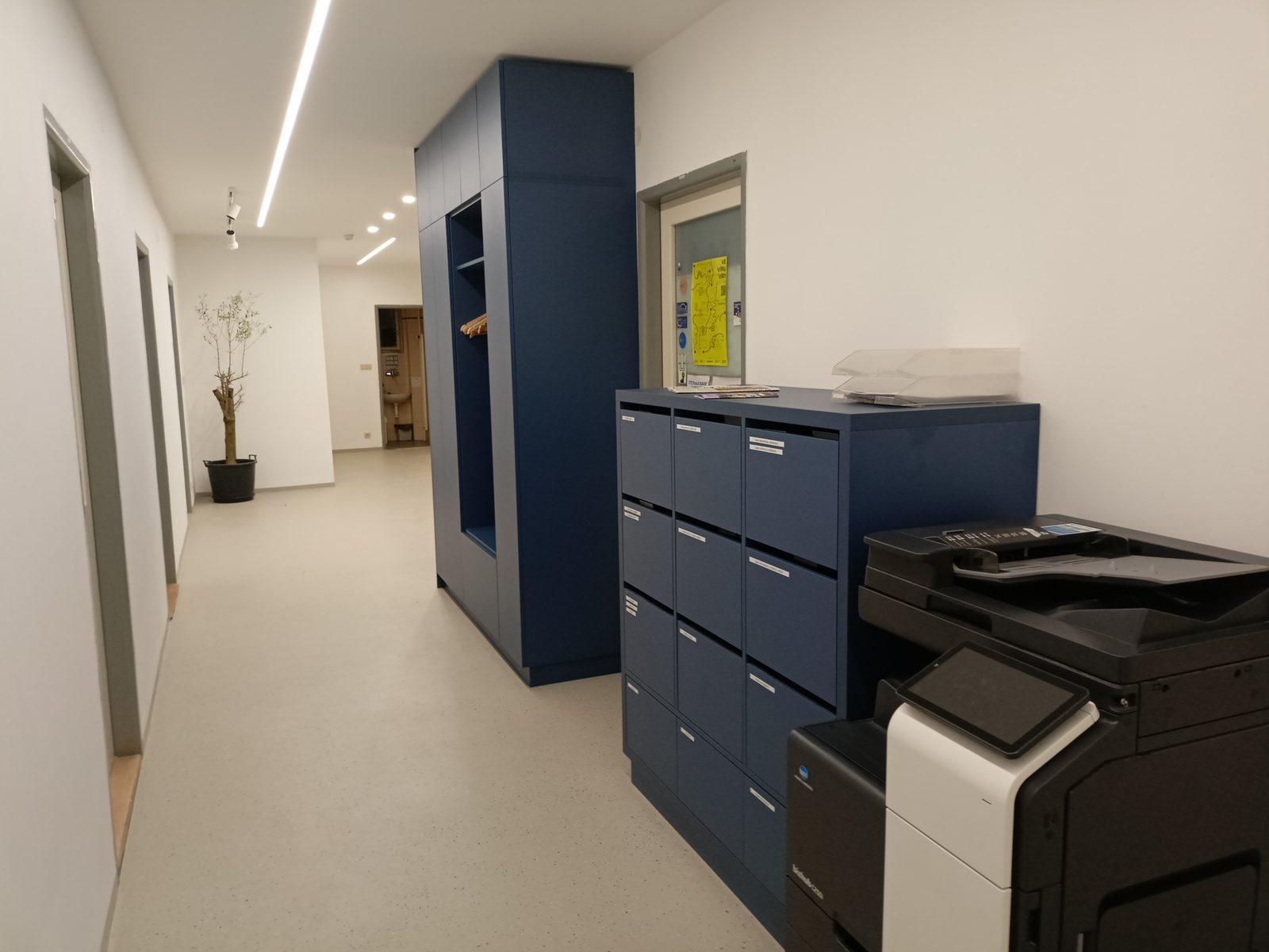 Skříň, police a kartotéka (laminované desky)