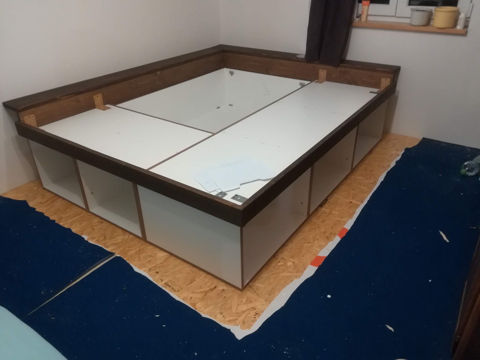 Vyvýšená postel s úložným prostorem, šuplíky a led osvětlením