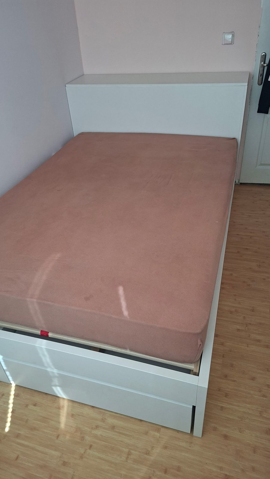 Bílá postel z lamina