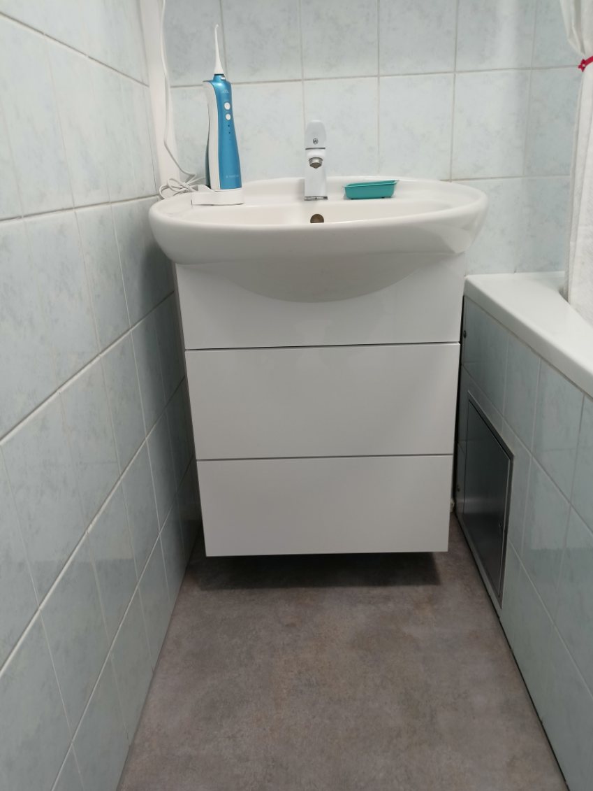 Bílá skříňka pod umyvadlo z lamina