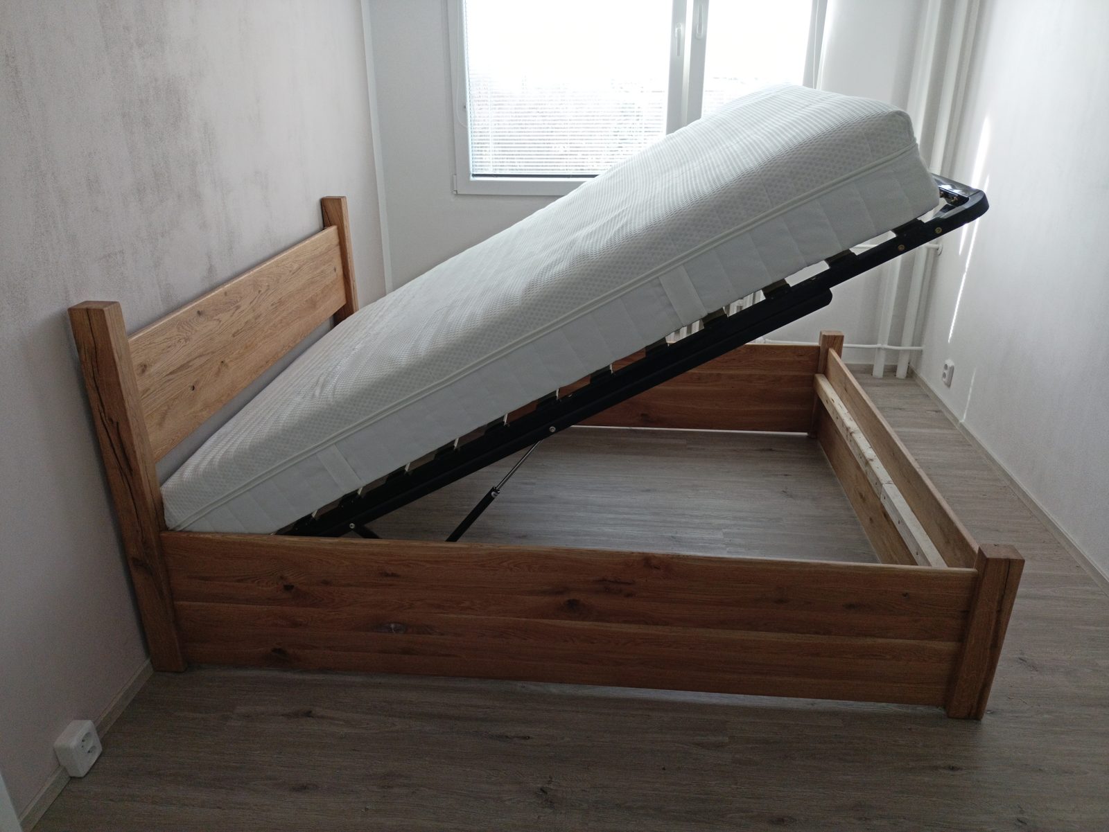 Vyklápěcí postel z masivu