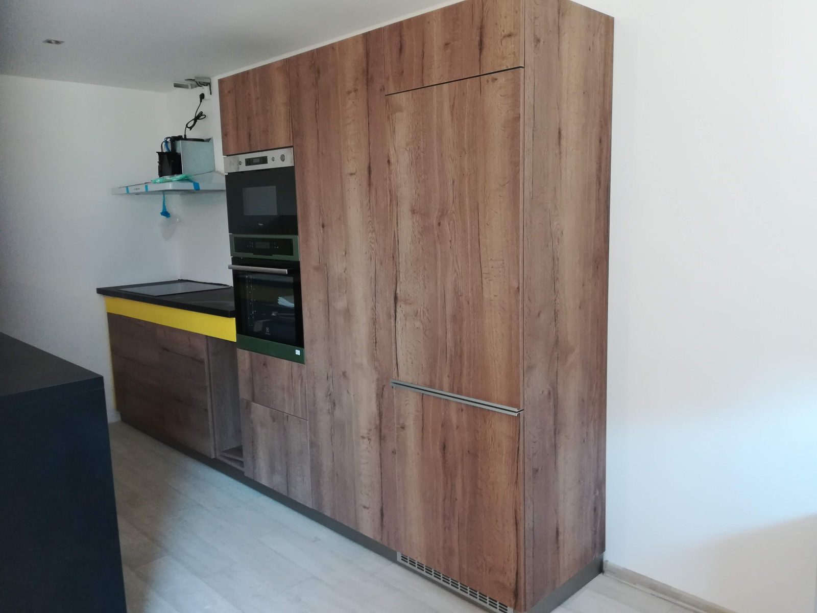 Kuchyňská linka s vestavnými spotřebiči a potravinovou skříní (laminované desky)