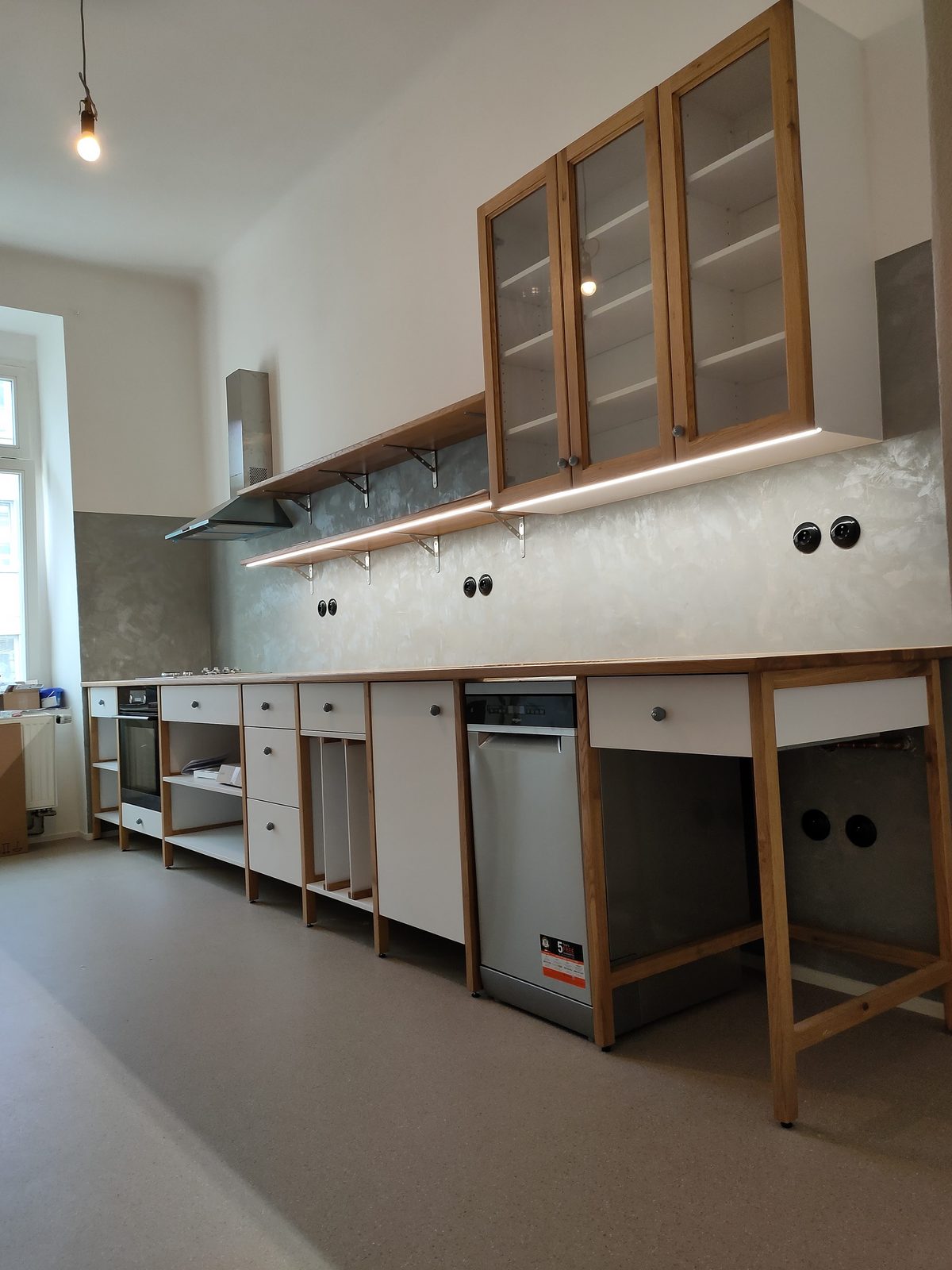 Minimalistická otevřená kuchyňská linka (dubové hranoly, přírodní dýha)